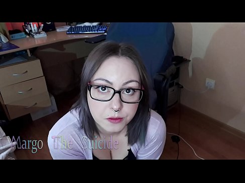 ❤️ Ọmọbinrin ti o ni gbese pẹlu awọn gilaasi buruja Dildo jinna lori Kamẹra si wa